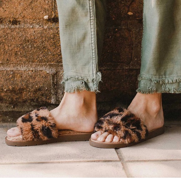 jordan 1 mid gold pendant release date